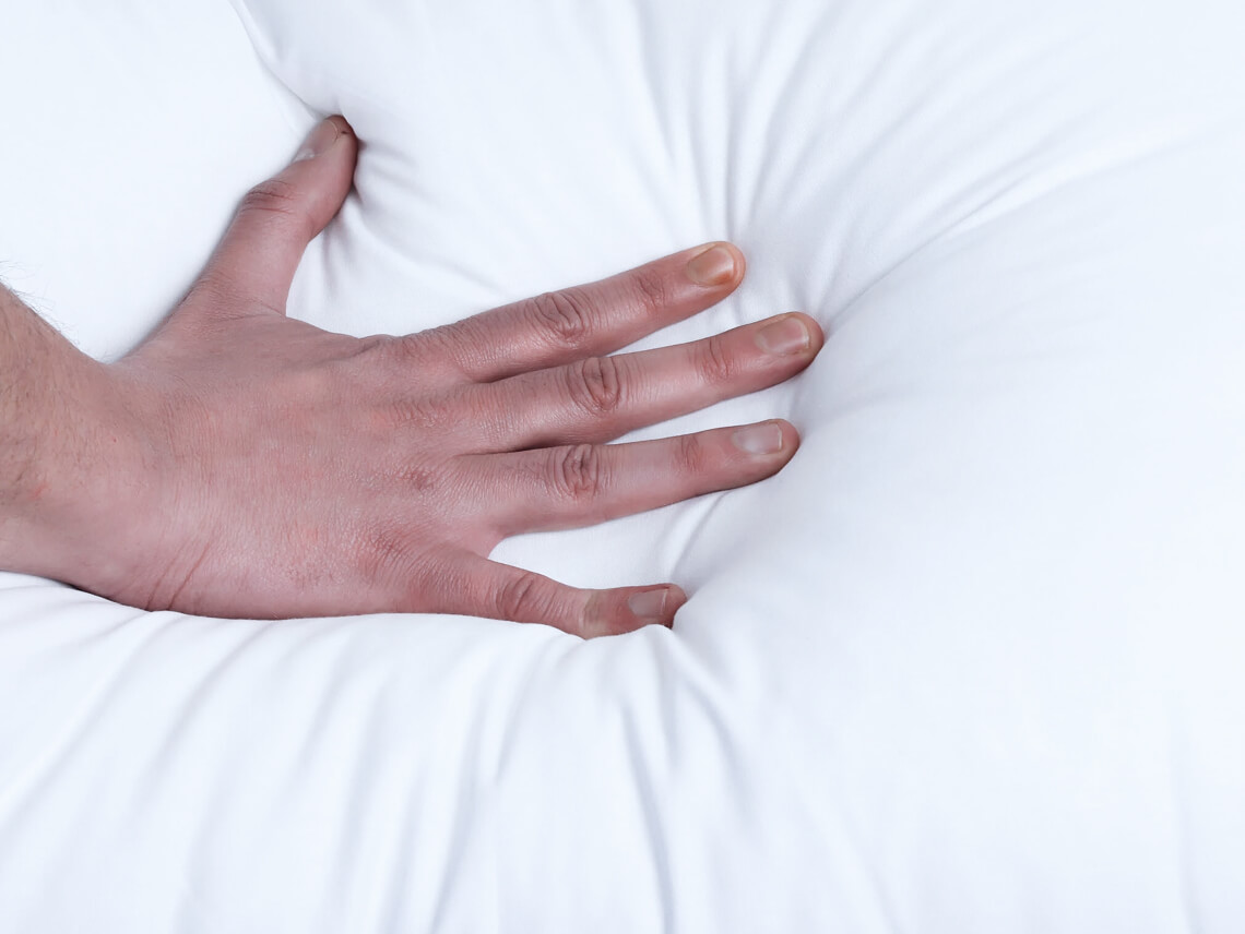 Boyun Düzleşmesi Yastığı ile boyun eğrisini destekleyen uyku desteği