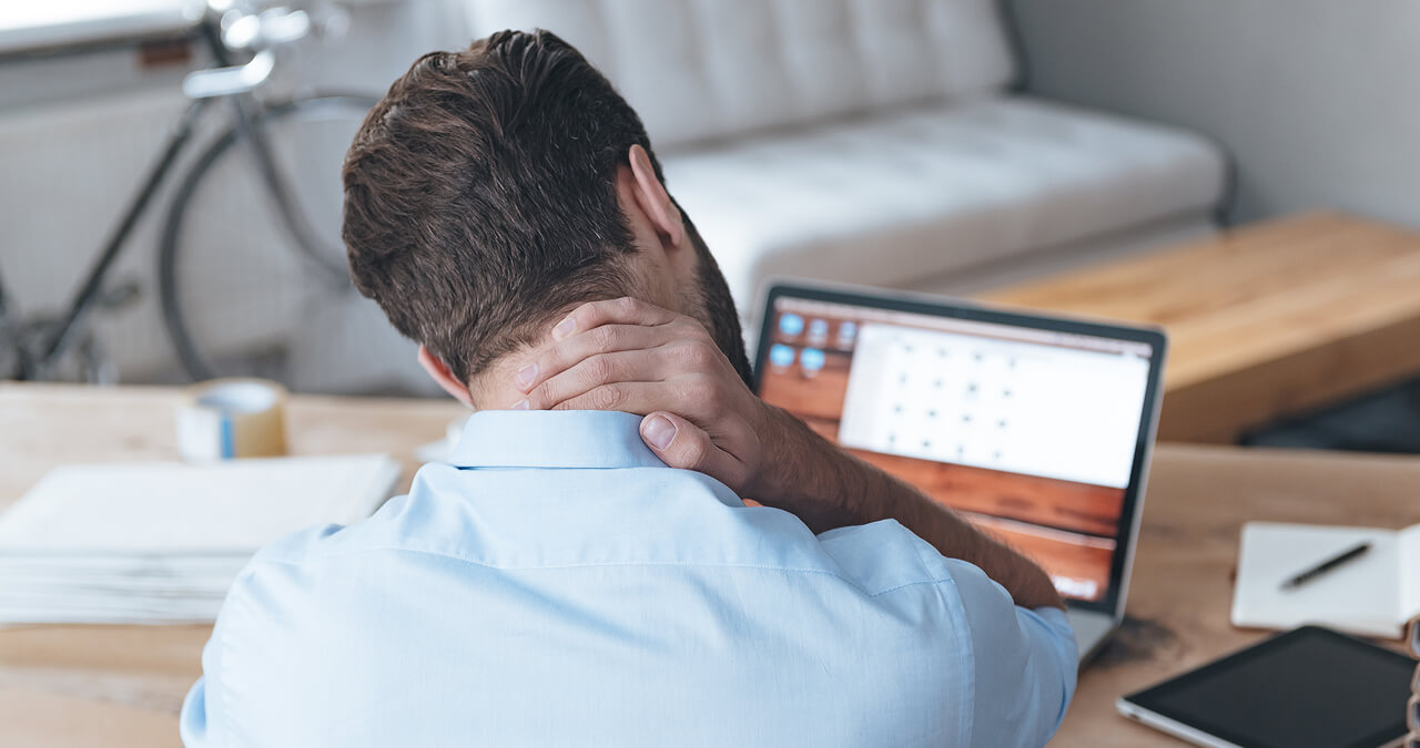 Boyun Düzleşmesi ve Ofis Ergonomisine yönelik doğru duruş ve masa düzeni gösterilen ergonomi bilgilendirme görseli.