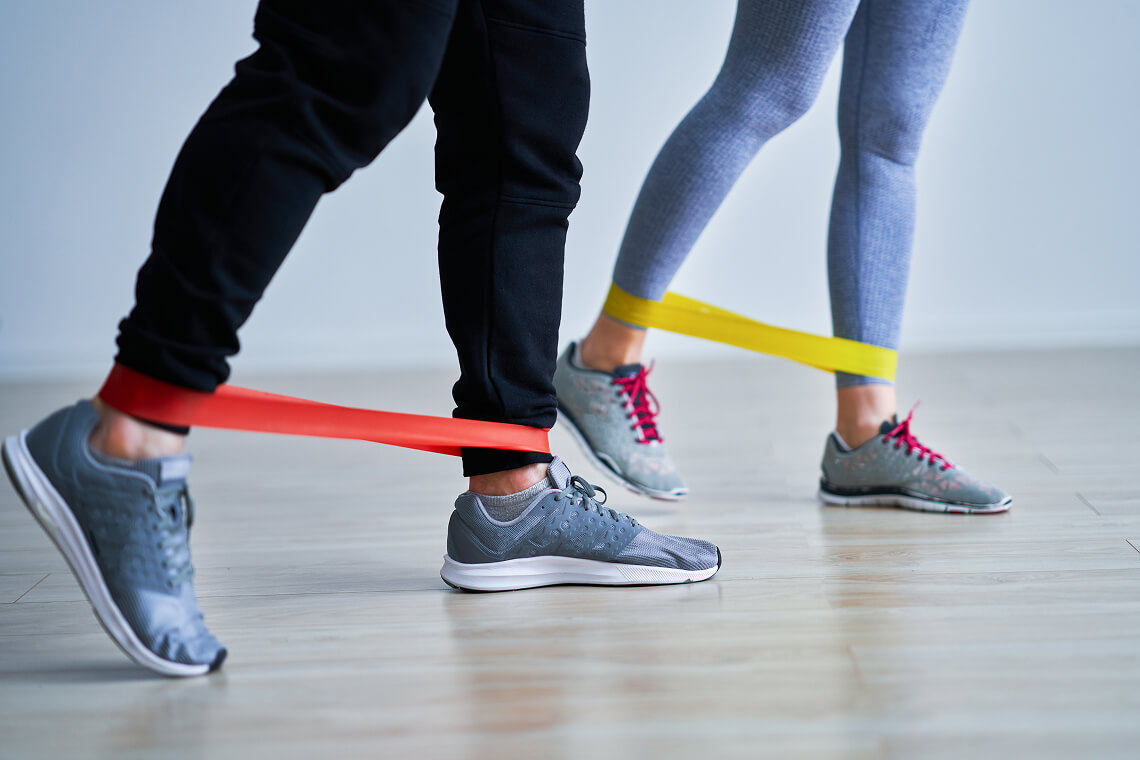 Boyun ve postür egzersizlerinde kullanılan farklı direnç seviyelerine sahip uzun egzersiz bantları