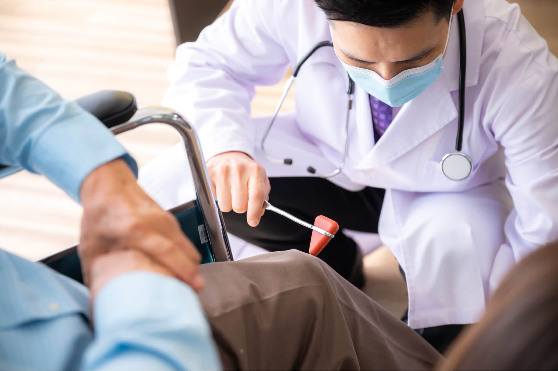 Osteoporoz Nedir konusunu anlatan, kemik erimesi ve azalan kemik yoğunluğunu gösteren bilgilendirici sağlık görseli.