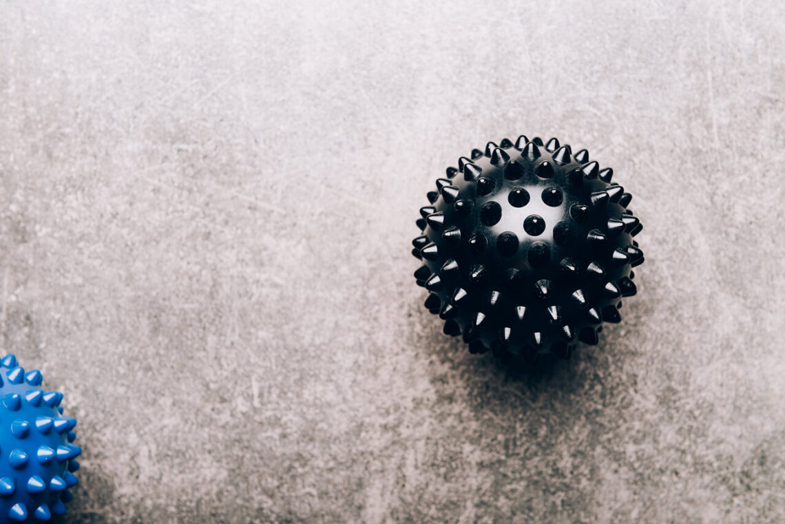 Ense masaj topu ile boyun, sırt, ayak tabanı ve kalça bölgesinde kas gevşetme ve fasya mobilizasyonu