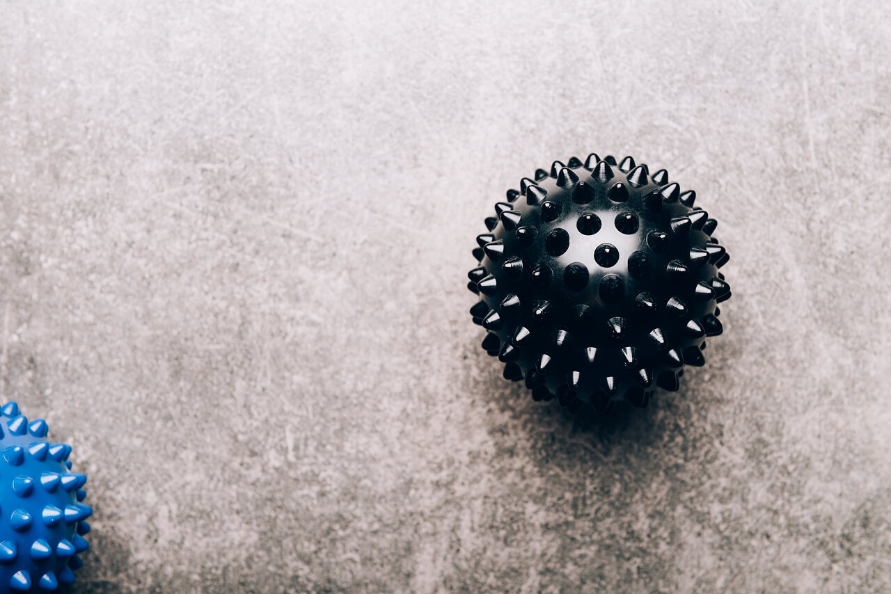 Ense masaj topu ile boyun, sırt, ayak tabanı ve kalça bölgesinde kas gevşetme ve fasya mobilizasyonu