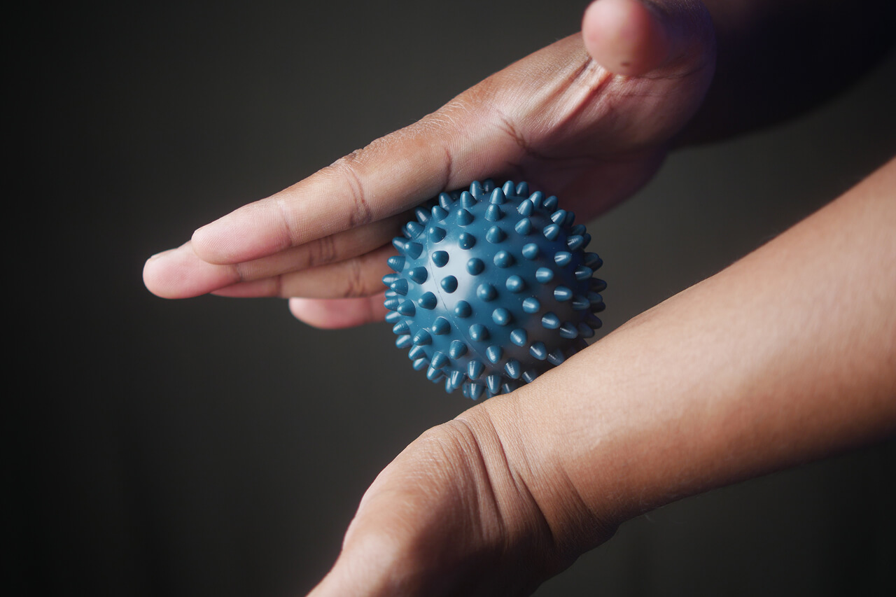 Ense masaj topu ile boyun, sırt, ayak tabanı ve kalça bölgesinde kas gevşetme ve fasya mobilizasyonu